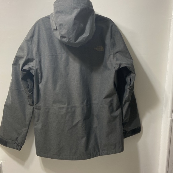 THE NORTH FACE,GREY,MEN/ HOMMES WINDBREAKER, JACKET WITH HOOD. SIZE- MEDIUM. - Picture 2 of 15
